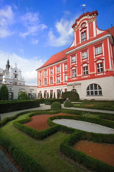 Сады ossolineum во Вроцлаве, Польша — стоковое фото