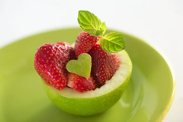 Erdbeer-Dessert mit Apfel — Stockfoto