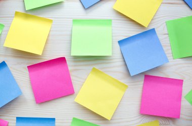 Ahşap arkaplanda renkli yapışkan notlar