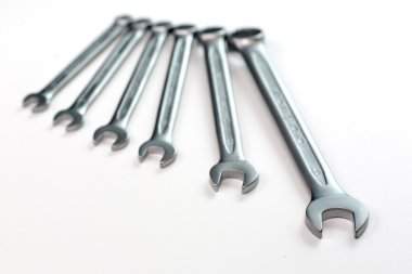 Beyaz arka plan üzerinde gümüş somun anahtarı ayarla