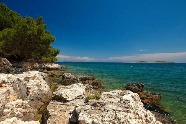 Croacia - Adriático hermoso paisaje de la costa en Istria . —  Fotos de Stock