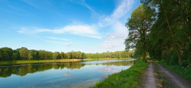 Lehçe gölün panoramik görünüm