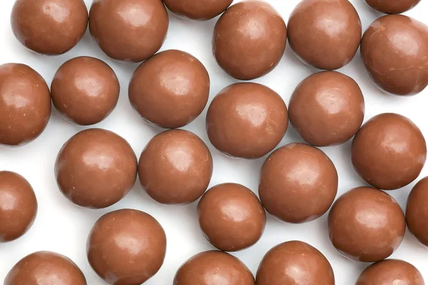 Palline di cioccolato su sfondo bianco — Foto Stock