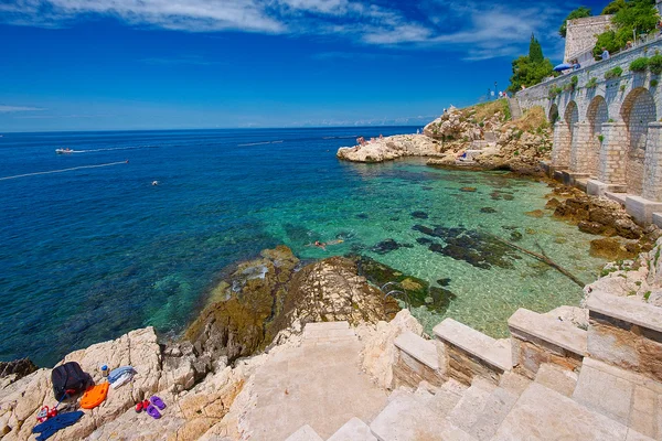克罗地亚、 罗维尼。美丽的蓝色海湾 — 图库照片