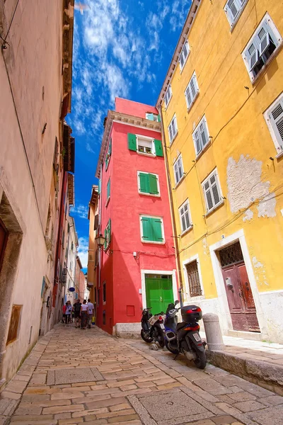 Croazia, Rovigno. strade colorate — Foto Stock