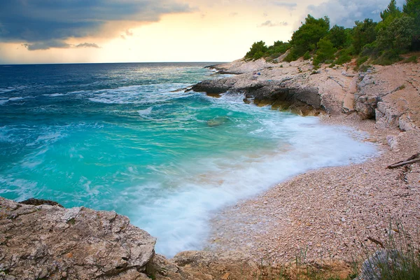 Croatie, Istrie. Belle plage avant le coucher du soleil — Photo