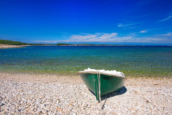 Croacia, Istria. Barco en la orilla . — Foto de Stock