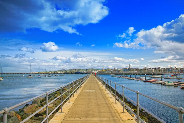 İrlanda, dun laoghaire. liman yaya köprüsü.