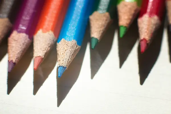 Zbliżenie kolorowe ołówki. — Zdjęcie stockowe