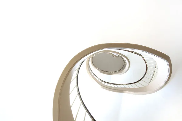 Ver las escaleras en espiral sobre un fondo blanco . —  Fotos de Stock