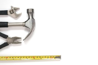 beyaz zemin üzerinde araçları