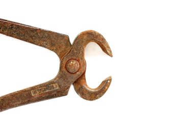 Beyaz arka planda eski paslı pense..