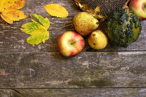 Podzimní kompozice. ovoce na dřevěné pozadí. — Stock fotografie