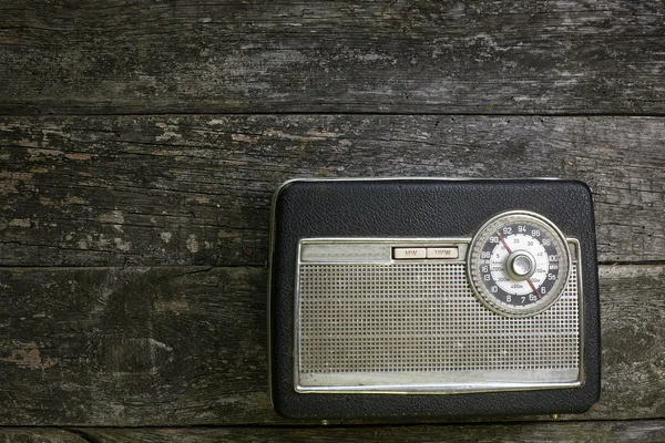 Staré rádio na dřevěném pozadí — Stock fotografie