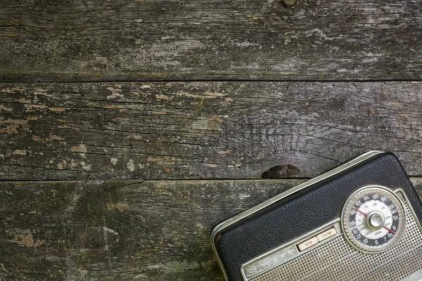 Vecchia radio su sfondo di legno — Foto Stock