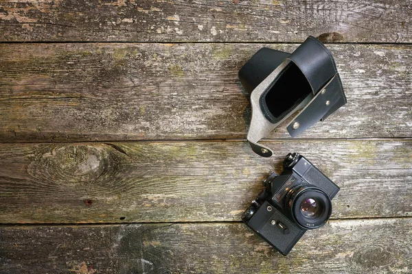 木製の背景に歴史的カメラ — ストック写真
