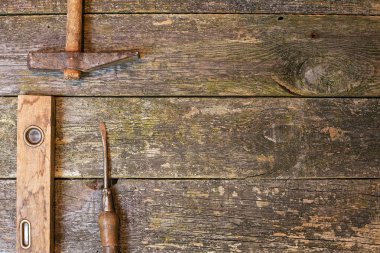 Ahşap bir arkaplanda eski araçlar