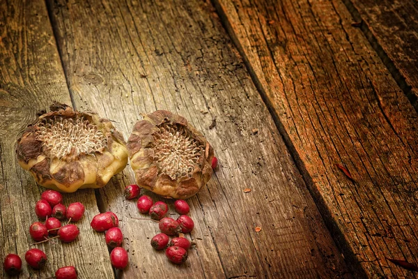 Autumn composition. Small sunflowers on a wooden background. — Stock Photo, Image