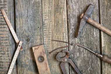 Ahşap bir arkaplanda eski araçlar