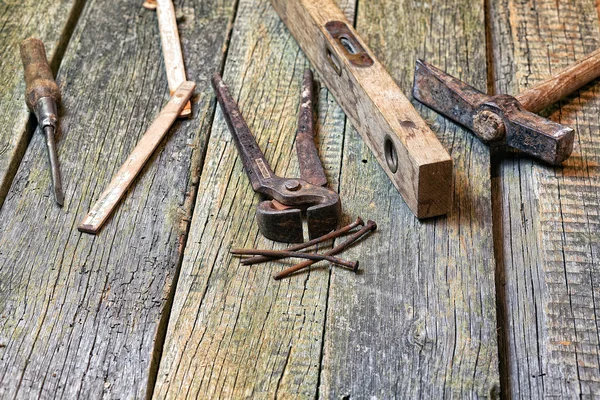 Herramientas antiguas sobre un fondo de madera —  Fotos de Stock