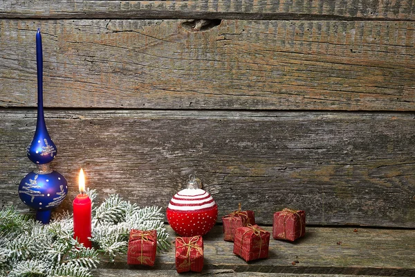 Decoração de Natal no fundo de madeira — Fotografia de Stock