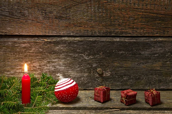 Decoração de Natal no fundo de madeira — Fotografia de Stock