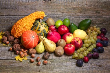 ahşap arka plan üzerinde meyve. Natürmort.