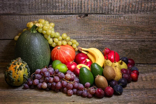 Fruit on a wooden background. Still Life. — Stock Photo, Image