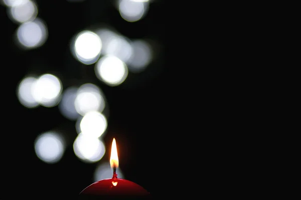 Červená svíčka na černém pozadí. — Stock fotografie
