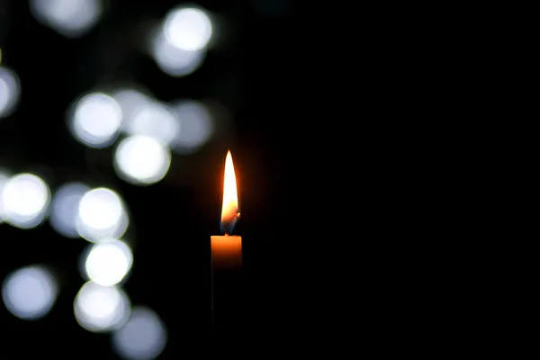 siyah bir zemin üzerine mum.