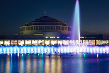 Multimedya fıskiye gösterisi. Wroclaw, Polonya.