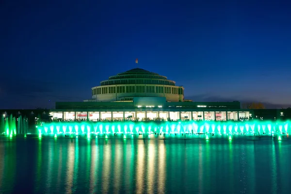 Multimedya fıskiye gösterisi. Wroclaw, Polonya.