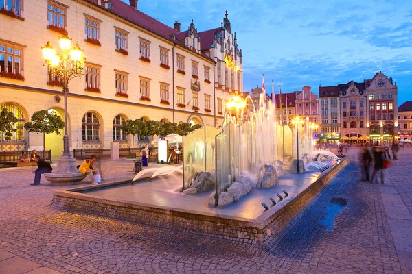 Çeşme ve Pazar Meydanı. Wroclaw, Polonya. — Stok fotoğraf