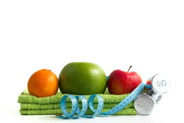 白い背景の上果物とダンベル フィットネス. — ストック写真