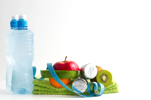 Manubrio fitness con frutta e acqua su sfondo bianco . — Foto Stock