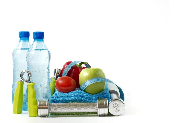 Fitness dumbbell ile sebze ve meyve beyaz zemin üzerine.