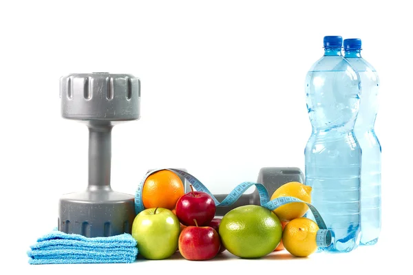 Halter met fruit en water op witte achtergrond. — Stockfoto