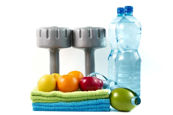 Halter met fruit en water op witte achtergrond. — Stockfoto