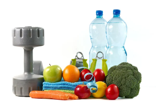 beyaz bir arka plan üzerinde meyve ve sebze ile dambıl.