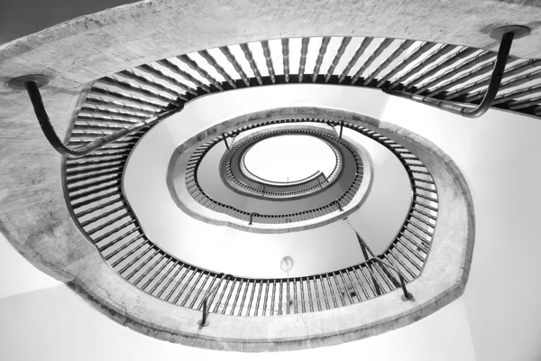 Вид на спиральную лестницу — стоковое фото
