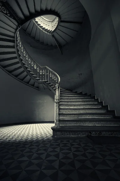 神秘的螺旋楼梯 免版税图库图片
