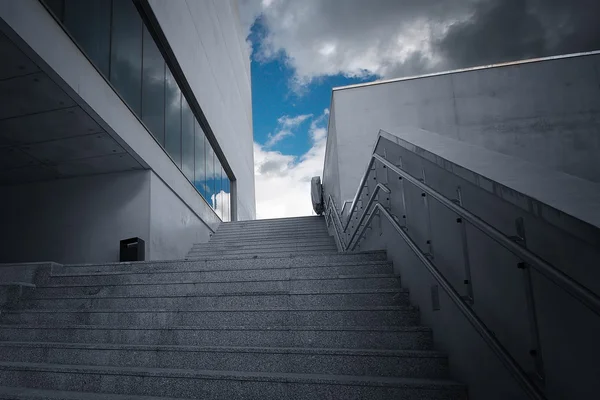 현대 콘크리트 건축 계단 스톡 사진