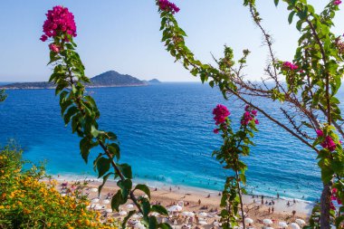 İnsanlar Kumsalda Rahatlıyor. Denizde yüzen insanlar. Kas ve Kalkan arasındaki Kaputas Sahili 'nin üst manzarası. Türkiye 'nin turkuaz suları, Akdeniz' deki en iyi plajı.