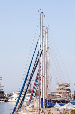 Türkiye 'nin Kemer limanında çok sayıda yat ve tekne var. Turizm ve seyahat.