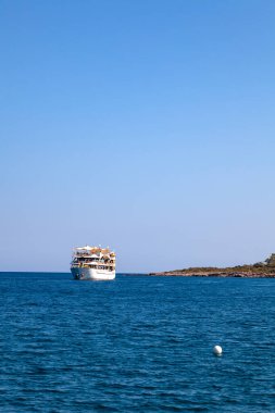 Sıcak yaz gününde denizde yelken açan turistlerle dolu büyük bir yolcu gemisi. Turizm ve seyahat.