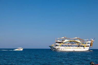 Kemer, Türkiye - 08. - 25. 2021: Büyük yolcu gemisi Mega Star 'da sıcak yaz gününde turistler denize açıldı. Turizm ve seyahat.