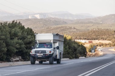 Kemer, Türkiye - 08. - 25. 2021: Offroad kamyonu Toyota Land Cruiser 70 'in çatıda bir çadırı var..