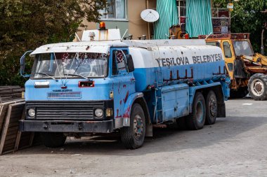 Antalya, Türkiye - 08. - 25. 2021: Hindideki klasik mavi su kamyonu