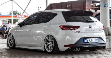 Antalya, Türkiye - 08. - 25. 2021: Türkiye Caddesi 'nde tünel döşeli Beyaz Koltuk Leon FR Yüz gerdirme