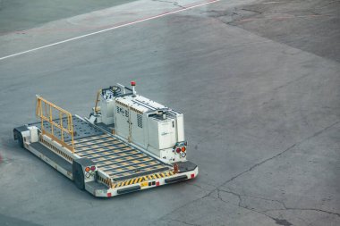 Kemer, Türkiye - 08. - 28. 2021: bir uçak ve havaalanı terminali arasında yolcu taşımak için römorku olan bir traktör. Uçaktan havaalanına bagaj taşımacılığı.